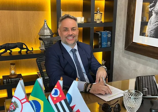Sócio fundador do Firozshaw Advogados em sua mesa no escritório
